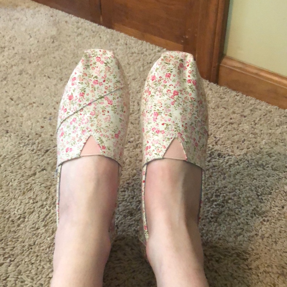 Pink flowered Toms size 9
